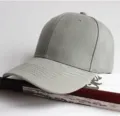 Minimalistisches graues Canvas Baseballcap mit verstellbarem Riemen zum Sonnenschutz - Verstellbar / Hellgrau