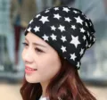 Elegante berretto nero con motivi a stelle bianche per un look coreano alla moda oggi - Stampa a Stelle Miste / Regolabile / Bianco e nero