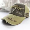 Detailaufnahme des Used-Look-Schirms und der goldenen Stickerei auf der Baumwollkappe - Erwachsene (55-60cm) / Stierkopf Khaki
