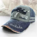 Detailaufnahme einer verwaschenen Baumwoll-Basecap im Vintage-Look mit Stiermotiv-Stickerei. - Erwachsene (55-60cm) / Stierkopf Dunkelblau