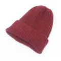 Vista detallada del gorro de punto burdeos que muestra la textura de lana suave - Burdeos