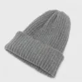 Primer plano de un gorro de punto acanalado gris para invierno con textura suave - Gris oscuro