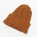 Detailansicht einer braunen, gerippten Winterstrickmütze mit dicker, warmer Textur - Karamellbraun
