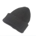 Detailansicht einer schwarzen Rippstrick-Beanie mit weicher und warmer Wollstruktur - Schwarz
