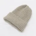 Warme haferfarbene gerippte Strickmütze mit spitzem Oberteil für den winterlichen Damenstil - Beige