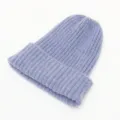 Klassische warme Winterstrickmütze für Damen in sanftem Fliederviolett gestrickt - Himmelblau