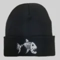 Schwarze Strickmütze mit weißer Fischgräten-Stickerei für kalte Wintertage im Freien. - Fischgräten-Stickerei Stil / Schwarz