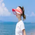 Asiatisches Model mit stylischer pinker Strandmütze und verstellbarem Rand am Meer - Gestreifter Stil (20-5) / Orange