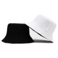 Set aus klassischen Baumwoll-Fischerhüten in Schwarz und Weiß für den Sonnenschutz - Einheitsgröße / Schwarz und Weiß Wendbar