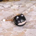 Primo piano del simpatico ciondolo Shiba Inu in vinile per scrivanie e zaini decorativo - Ciondolo di Merito +1 / Stile Shiba Inu Nero