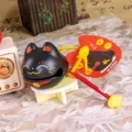 Primo piano del Muyu in vinile nero a forma di gatto con mazzuolo del merito e carta - Ciondolo di Ricchezza +1 / Gatto della Fortuna Nero