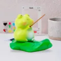 Vue macro détaillée d'un porte-encens figurine de grenouille sur une feuille de lotus - Support Téléphone Bénédiction - Grenouille
