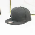 Minimalistisches dunkelgraues Snapback-Cap mit flachem Schirm für Unisex-Streetwear - Flachrand-Stil / Dunkelgrau