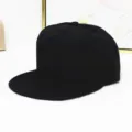 Detailansicht eines minimalistischen, einfarbigen schwarzen Hip-Hop-Caps mit flachem Rand. - Flachrand-Stil / Schwarz