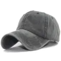 Detail der verwaschenen Baumwoll-Baseballkappe im Vintage-Look mit gebogener Krempe - 55-60cm / Schwarz