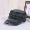Detailansicht der gewaschenen Denim-Textur und der parallelen Nähte auf dieser Militärkappe - 55-60cm / Armeegrün