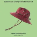 Vue détaillée du chapeau de pêcheur camouflage rouge avec mentonnière réglable et œillets - Taille unique / Bordeaux