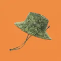 Detailansicht eines Camouflage-Anglerhuts für den Außenbereich mit Kinnriemen und Belüftung - Einheitsgröße / Armeegrün