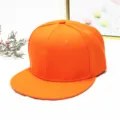 Knallige orangefarbene Snapback-Mütze mit flachem Schirm für modische Outdoor-Freizeit. - Flachrand-Stil / Orangerot