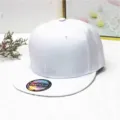 Klassische weiße Snapback-Kappe mit flachem Schirm und holografischem Aufkleber - Flachrand-Stil / Weiß