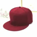 Klassische weinrote Snapback-Kappe mit flachem Schirm für einen coolen Look. - Flachrand-Stil / Burgunderrot