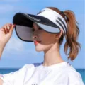 Damen UV-Schutz Sonnenvisier mit ausziehbaren Seitenteilen in Weiß und Schwarz - Weißes Band Schwarze Krempe