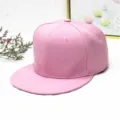 Klassische rosa einfarbige Snapback-Mütze mit flacher Krempe für Hip-Hop und Freizeit - Flachrand-Stil / Rosa