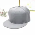 Klassische graue Flat-Brim-Snapback-Cap mit minimalistischem einfarbigem Design für Streetstyle - Flachrand-Stil / Hellgrau