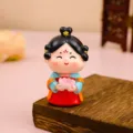 Vue détaillée d'une figurine en résine de style dynastie Tang tenant un lotus rose - Style Figurine Dame Tang Bonne Chance