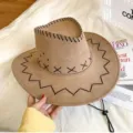 Klassischer brauner Western-Cowboyhut aus Wildlederimitat mit schwarzen Zierstichen. - Khaki