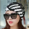 Modische schwarz-weiße Beanie-Mütze mit Muster für vielseitigen Tragekomfort im Freien - Verstellbar / Weiß Gestreift