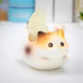Simpatica statuina di gatto calicò con cristallo giallo grezzo per decoro scrivania - Tricolore