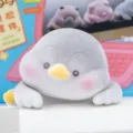 Vista macro di un ornamento a forma di pinguino floccato grigio con morbida finitura vellutata. - Grigio