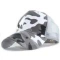 Vue détaillée d'une casquette de baseball en filet camouflage gris sur fond blanc - Casquette de baseball / Gray Camouflage Mesh