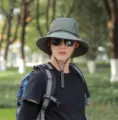 Nahaufnahme eines olivgrünen Sonnenhuts mit breiter Krempe und verstellbarem Kinnriemen - M (56-58cm) / Vollstoff Armeegrün