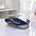 Seitenansicht einer weiß-dunkelblauen Sonnenblende mit breiten ausziehbaren Seitenteilen. - Einheitsgröße / Marineblaue Krempe