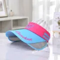 Detailansicht eines blau-rosa Sonnenschutz-Visors mit breiter Krempe für UV-Schutz. - Einheitsgröße / Hellblaue Krempe
