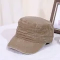 Seitenansicht einer khakifarbenen Militärmütze aus gewaschener Baumwolle mit Ziernähten - 55-60cm / Khaki