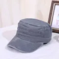Nahaufnahme einer grau gewaschenen Baumwoll-Denim-Militärmütze für den Außenbereich. - 55-60cm / Hellgrau