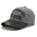 Dettaglio del tessuto denim lavato e del ricamo 3D su un cappellino da baseball vintage - Taglia Unica (55-60cm) / Corona Grigio Chiaro Tesa Nera Patch