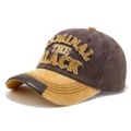 Dettaglio laterale di un cappellino da baseball vintage in denim con ricamo e tesa gialla - Taglia Unica (55-60cm) / Corona Caffè Tesa Gialla Patch
