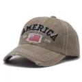 Detailaufnahme der Distressed-Baumwoll-Baseballkappe in Khaki mit US-Flaggen-Stickerei. - Zerrissen / Khaki