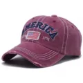 Detailansicht der weinroten Vintage-Baseballkappe mit blauer AMERICA-Stickerei - Zerrissen / Burgunderrot