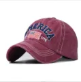 Vintage-Baseballkappe in Burgunderrot mit America-Stickerei und der Flagge der USA - Reguläre Passform / Burgunderrot