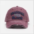 Berretto da baseball vintage in denim bordeaux lavato con ricamo di lettere originali - Taglia Unica (55-60cm) / Ricamato Borgogna
