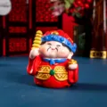 Adorabile statuina in resina del Dio della Ricchezza maialino con lingotto d'oro - Zhao Gongming / Rosso