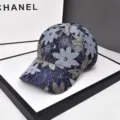 Dettaglio cappello da baseball ricamato a fiori con design in rete traspirante - 54-58cm (Regolabile) / Blu Marino (H62)