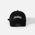 Detailansicht einer schwarzen Baumwoll-Baseballkappe mit weißer COLORADO-Stickerei - Große Größe / Schwarz