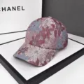 Vista dettagliata di un cappello da baseball ricamato con fiori per donna su un espositore - 54-58cm (Regolabile) / Rosso Vino (U55)