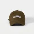 Nahaufnahme einer braunen gewaschenen Baumwoll-Baseballkappe mit Colorado-Stickerei - Große Größe / Kaffeebraun